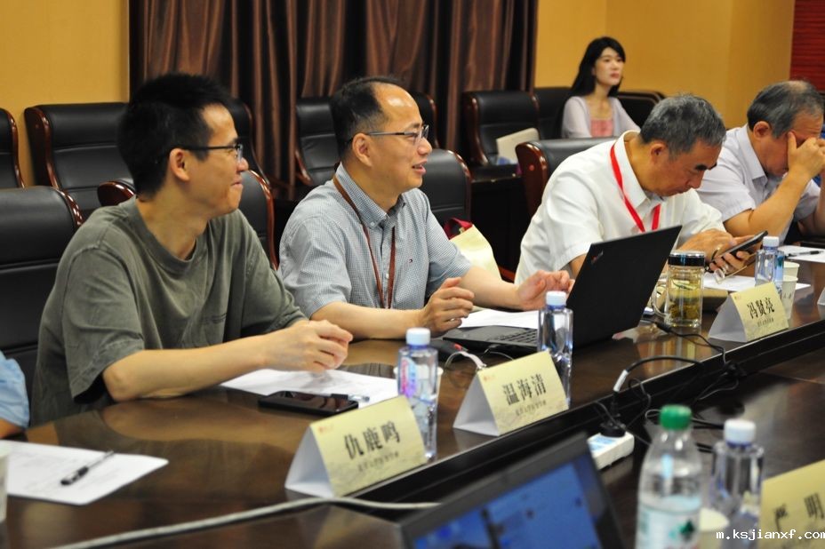 一群人坐在桌子前AI 生成的内容可能不正确。