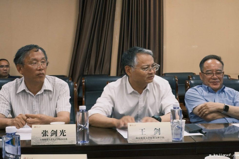 一群男人和女人在桌子边AI 生成的内容可能不正确。