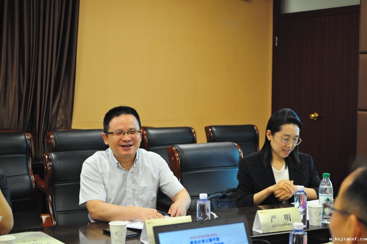 一群人坐在桌子前AI 生成的内容可能不正确。