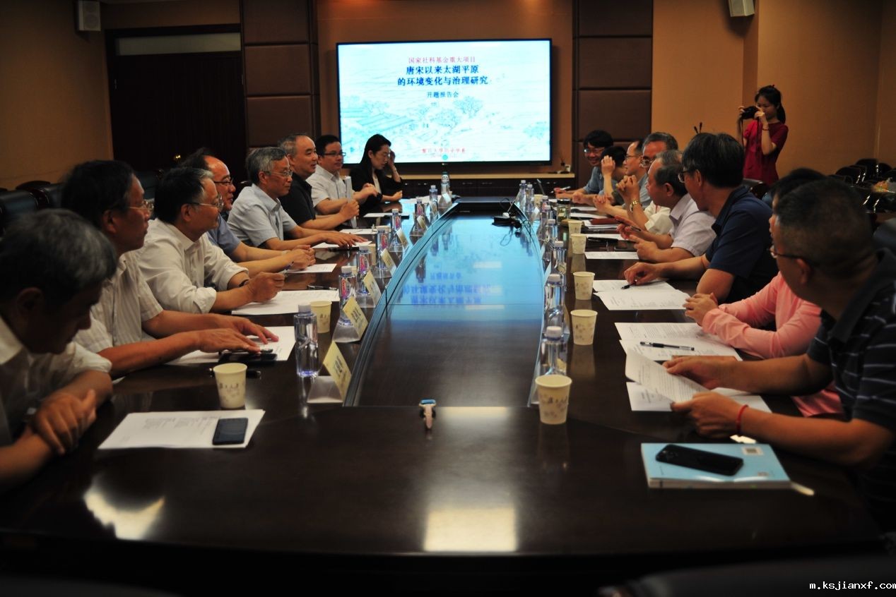 会议室里的人们AI 生成的内容可能不正确。