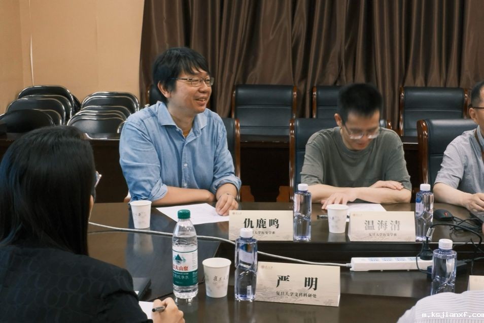 一群人坐在桌子前AI 生成的内容可能不正确。