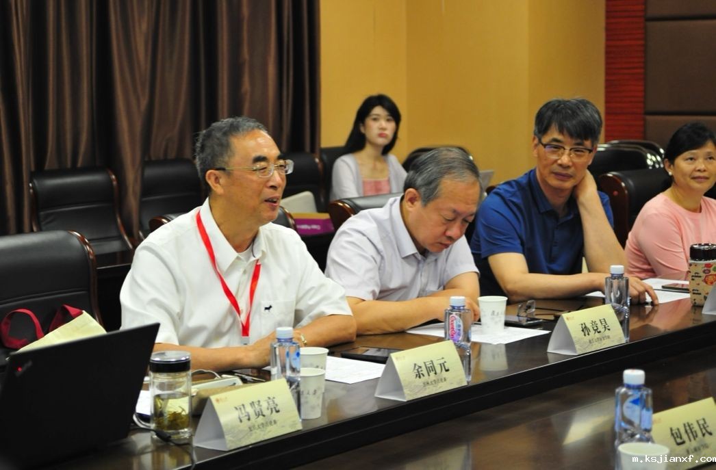 一群人坐在桌子前AI 生成的内容可能不正确。